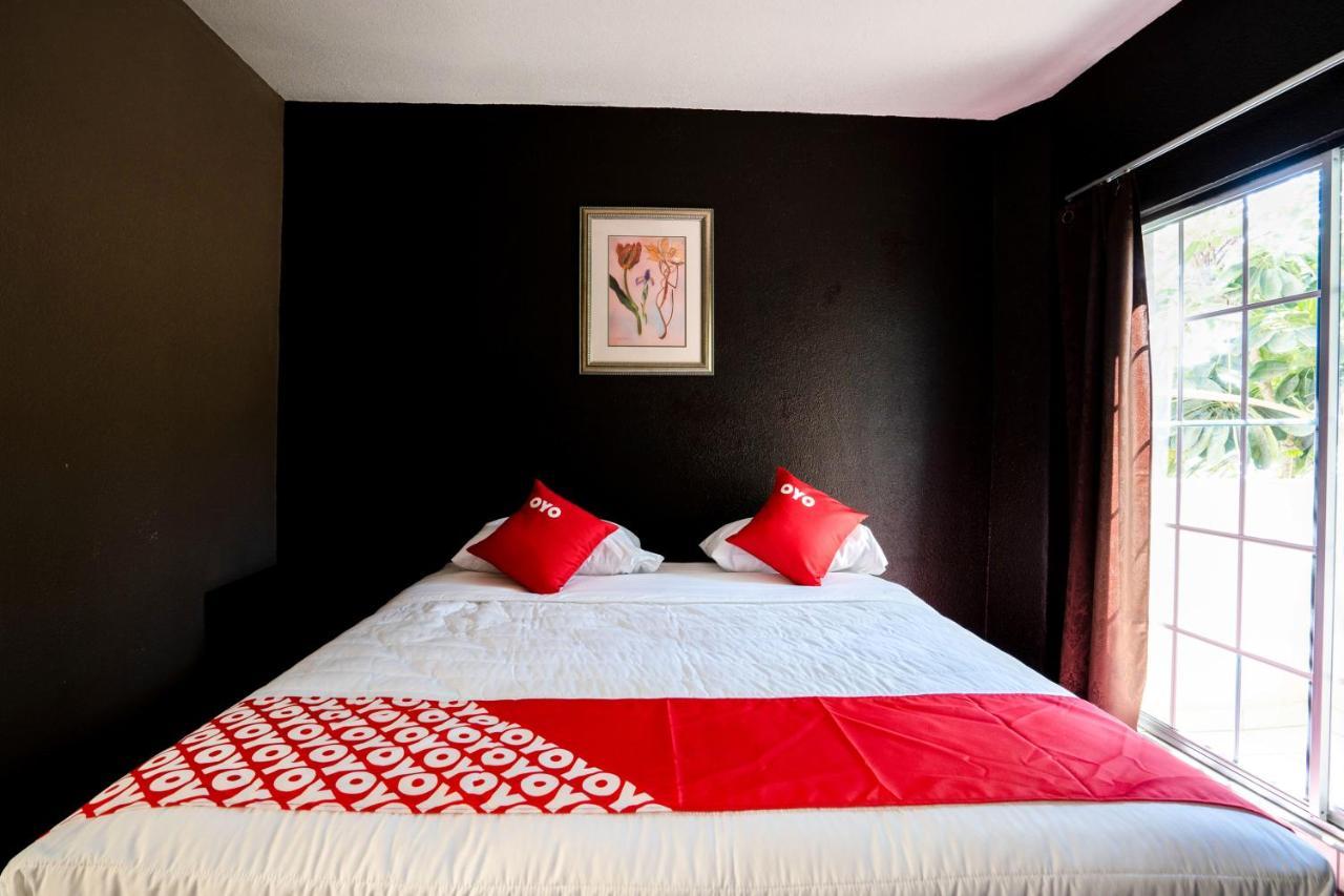 Oyo Hotel Cocobeach, Енсенада Екстериор снимка